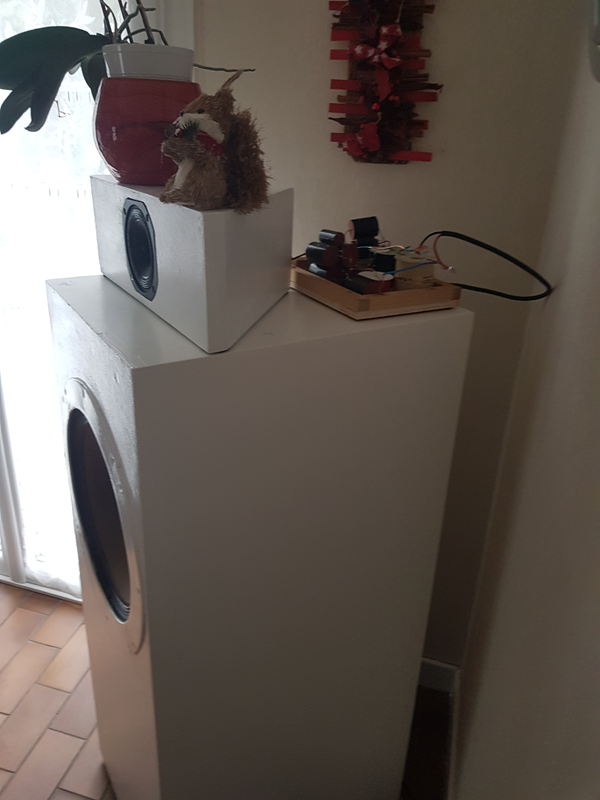 Le filtre Linkwitz-Riley à 24 dB/octave et à 650 Hz, derrière le caisson de médium