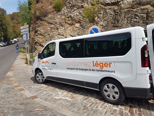 Un minibus la malle Postale à Conques