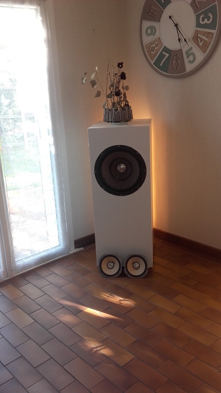 Les LE8T au pied d'une enceinte avec les ALTEC 420-8B