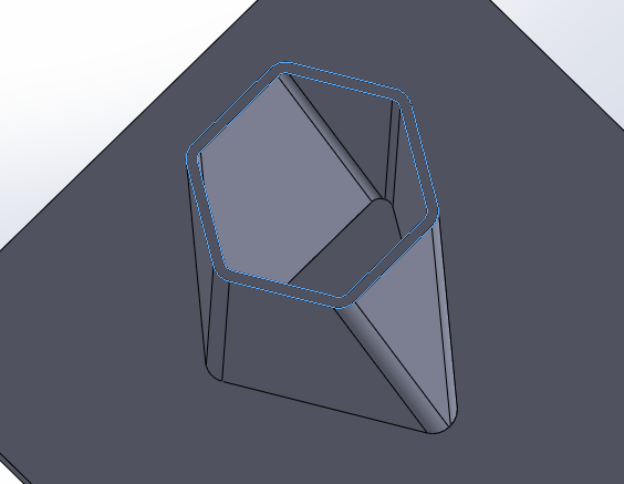 Coupe au milieu du tube triangulaire à chaque bout